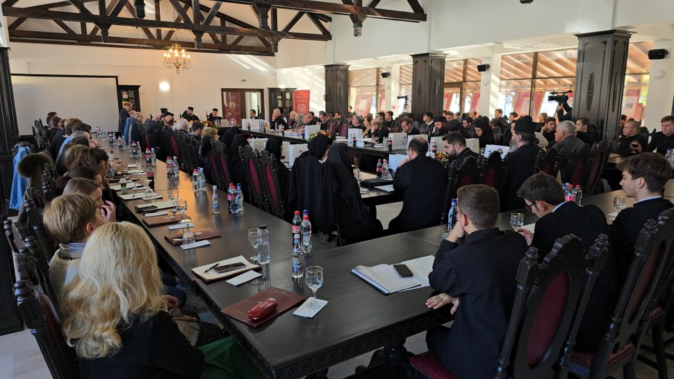 Mitropolitul Moldovei, Sfântul Ierarh Dosoftei, a fost comemorat vineri, printr-un simpozion dedicat împlinirii a 400 de ani de la nașterea sa 3981