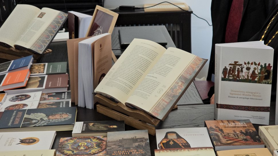 Mitropolitul Moldovei, Sfântul Ierarh Dosoftei, a fost comemorat vineri, printr-un simpozion dedicat împlinirii a 400 de ani de la nașterea sa 3983