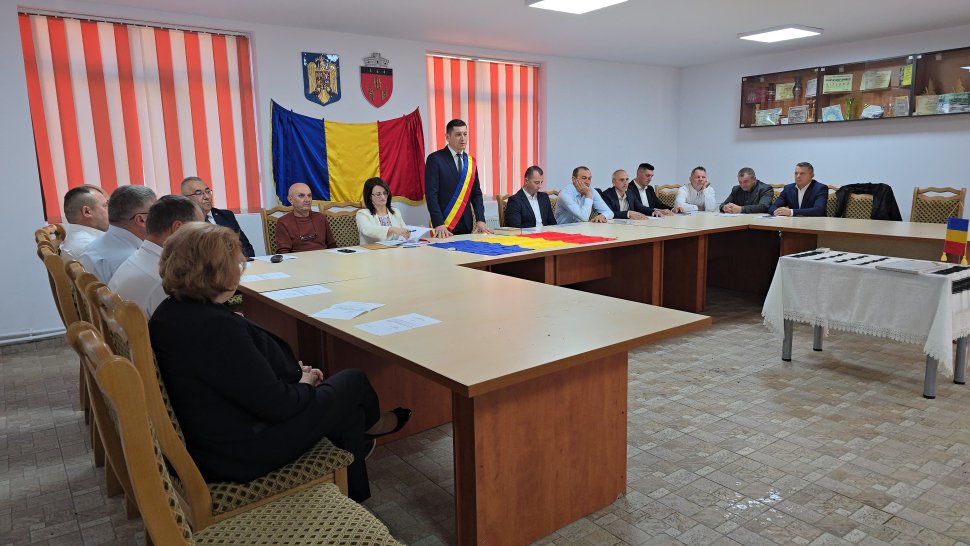 Primarul comunei Straja, Mihai Juravle, a fost învestit într-o ceremonie la care au fost prezente numeroase personalități marcante ale județului 4038