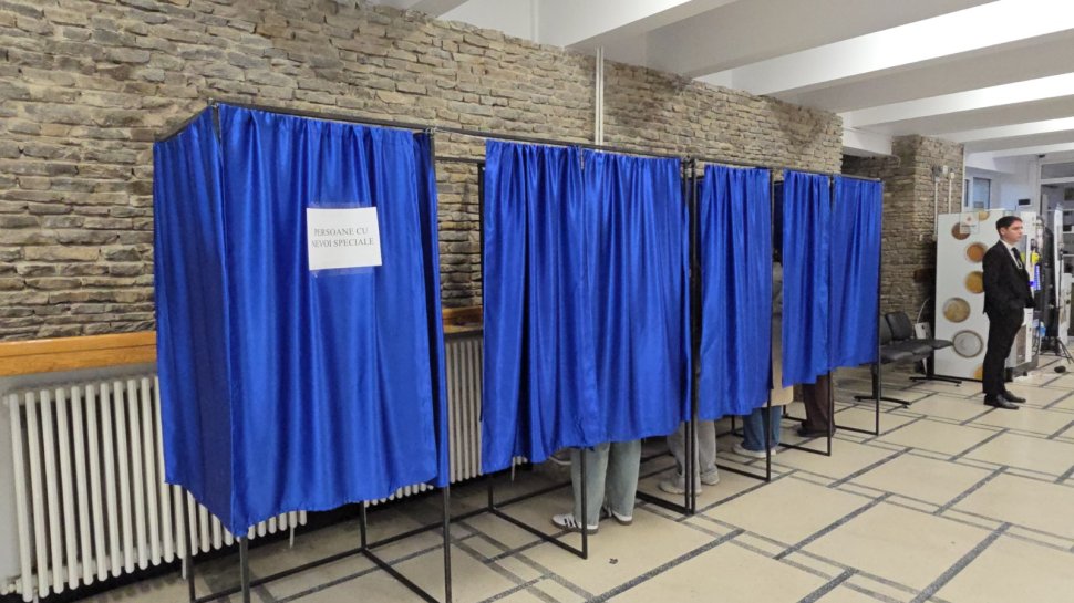 Moldovenii vin la vot, în secția de votare de la Universitatea „Ștefan cel Mare” din Suceava 4078