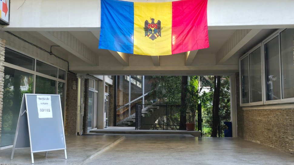 Moldovenii vin la vot, în secția de votare de la Universitatea „Ștefan cel Mare” din Suceava 4080