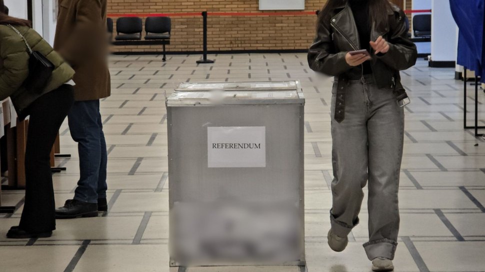 Moldovenii vin la vot, în secția de votare de la Universitatea „Ștefan cel Mare” din Suceava 4081