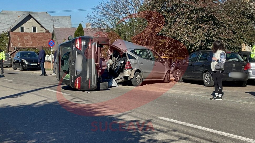 Tamponare spectaculoasă produsă între trei autoturisme, în Obcini