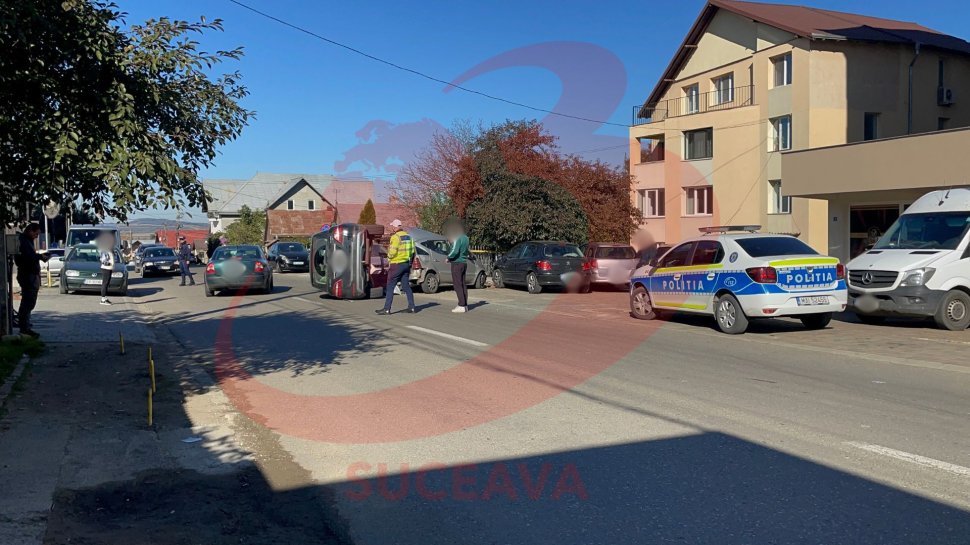 Tamponare spectaculoasă produsă între trei autoturisme, în Obcini 4136