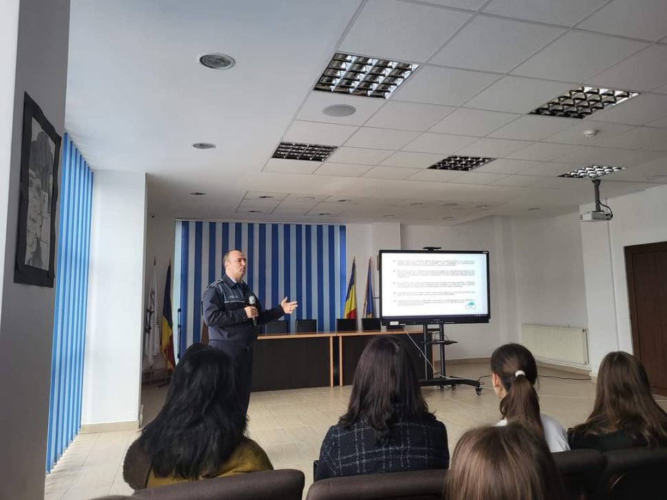 Tinerii din Suceava învață să se protejeze de traficanți și alte infracțiuni 4121