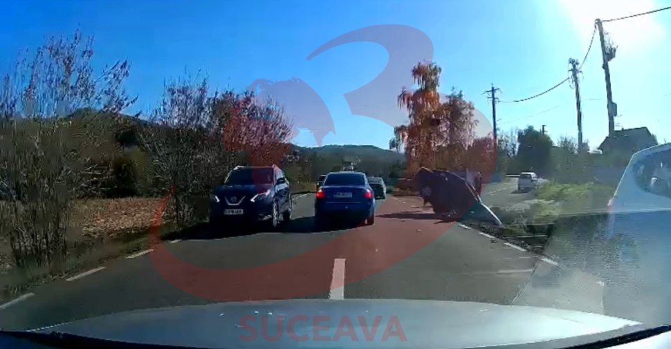 Mașină suspendată într-un șanț, la Bunești 4383