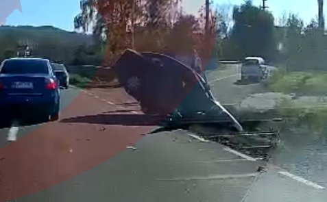 Mașină suspendată într-un șanț, la Bunești 4385