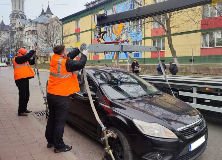 Poliția Locală ridică mașinile parcate neregulamentar