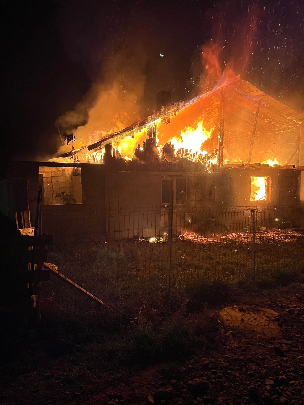 Un tânăr din Șcheia, arestat după ce a incendiat casa tatălui său 4460