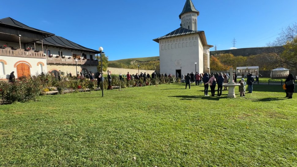 Credincioșii s-au reunit la Mănăstirea Teodoreni pentru o liturghie arhierească 4634