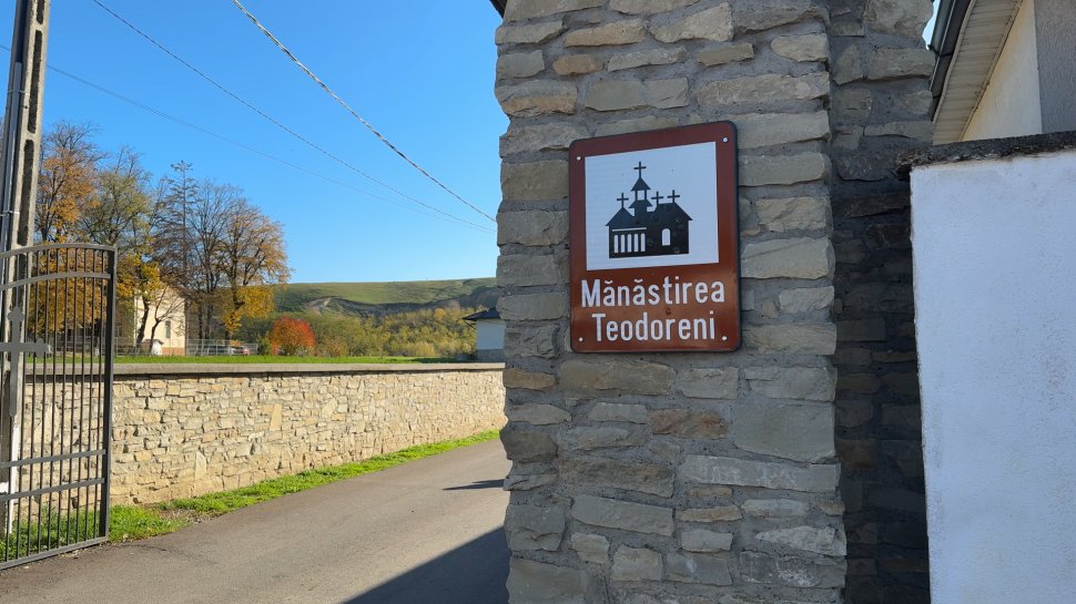 Credincioșii s-au reunit la Mănăstirea Teodoreni pentru o liturghie arhierească 4637