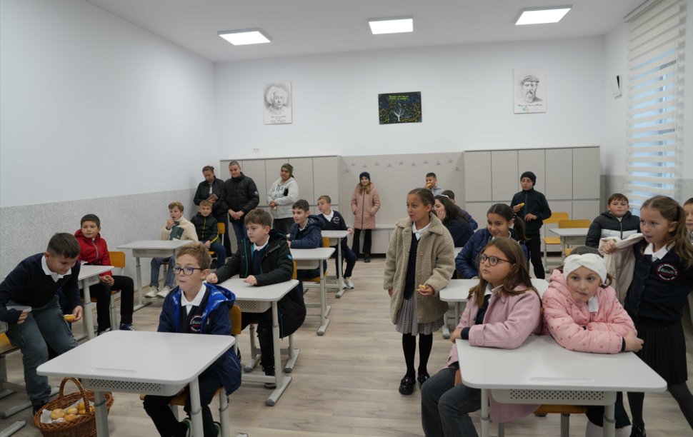 Peste 400 de copii din Vicovu de Jos învață într-o nouă școală 4711