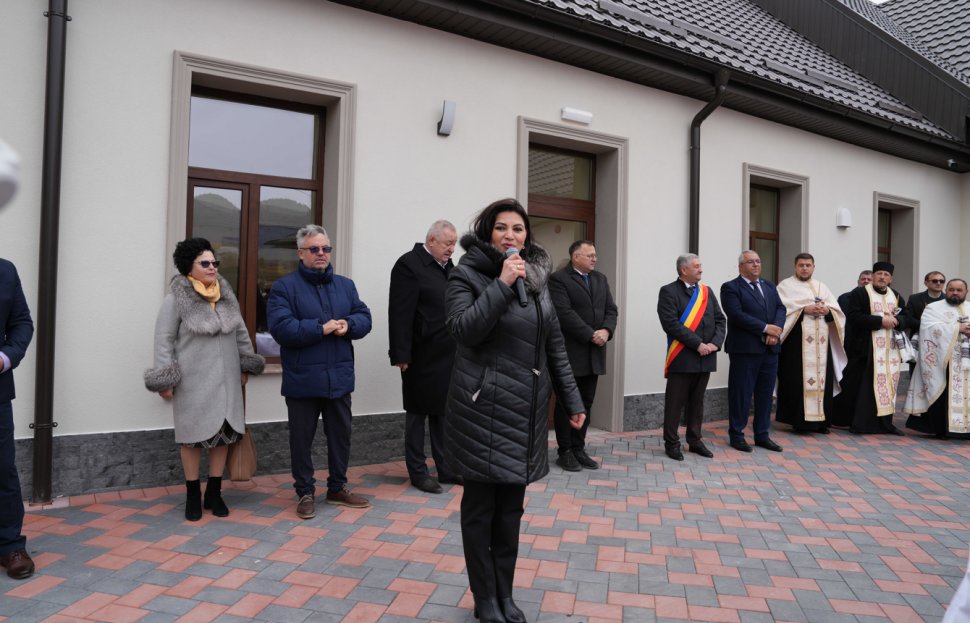 Peste 400 de copii din Vicovu de Jos învață într-o nouă școală 4712