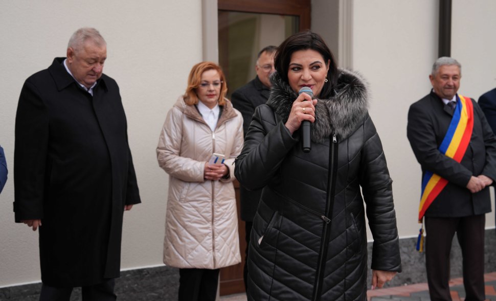 Peste 400 de copii din Vicovu de Jos învață într-o nouă școală 4713