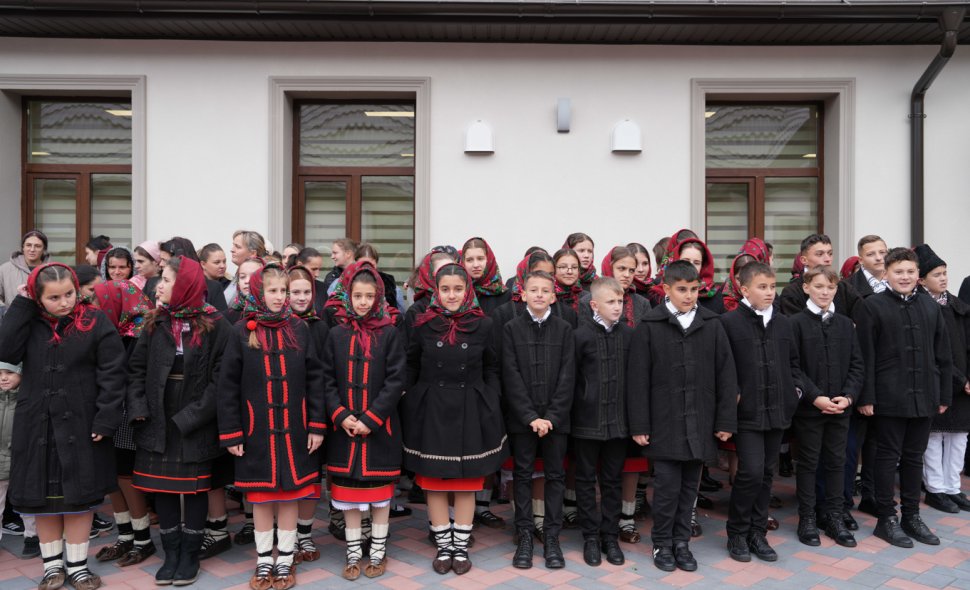 Peste 400 de copii din Vicovu de Jos învață într-o nouă școală 4718