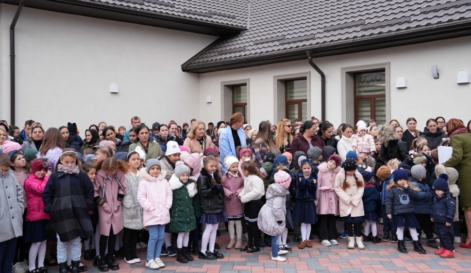 Peste 400 de copii din Vicovu de Jos învață într-o nouă școală 4719