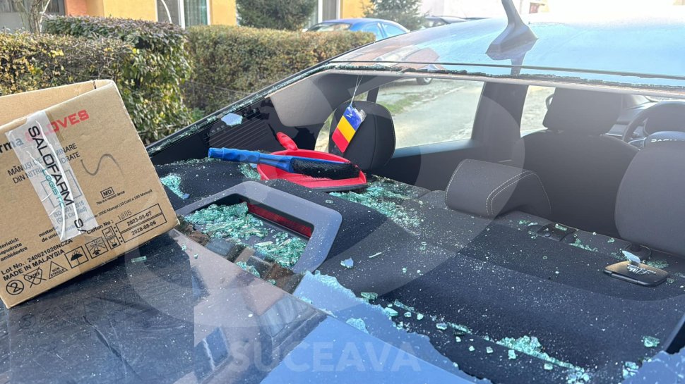 Zeci de mașini vandalizate de huligani, la Suceava  4765