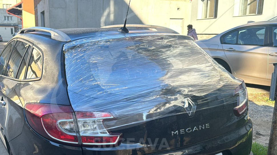 Zeci de mașini vandalizate de huligani, la Suceava  4766