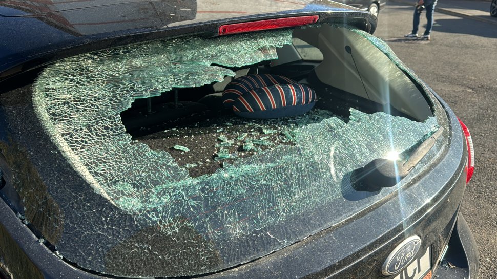 Zeci de mașini vandalizate de huligani, la Suceava  4770