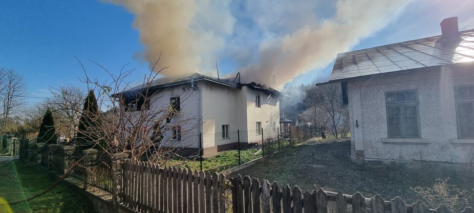 Incendiu de proporții într-o gospodărie din Găinești 5010