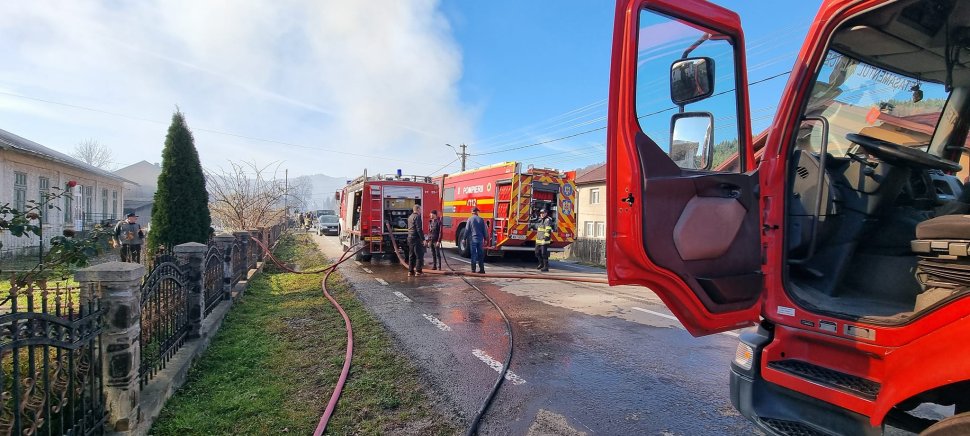 Incendiu de proporții într-o gospodărie din Găinești 5012
