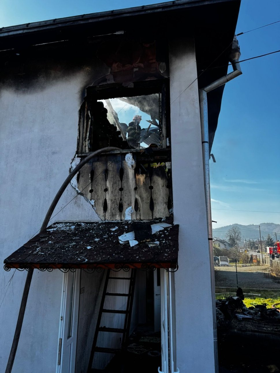 Incendiu de proporții într-o gospodărie din Găinești 5045