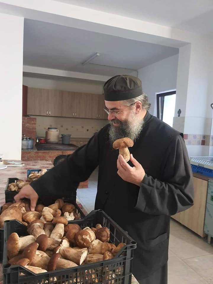 Sărbătoare la Mănăstirea Sihăstria Râșcăi: Părintele Mihail își sărbătorește astăzi ziua de nume 5041