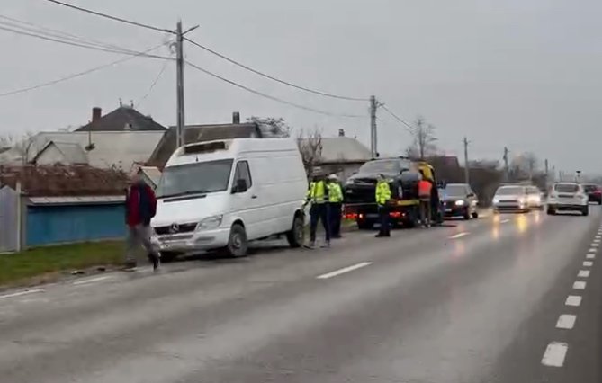 Incident neașteptat la Drăgușeni: Ajutorul unui șofer s-a transformat într-un nou accident