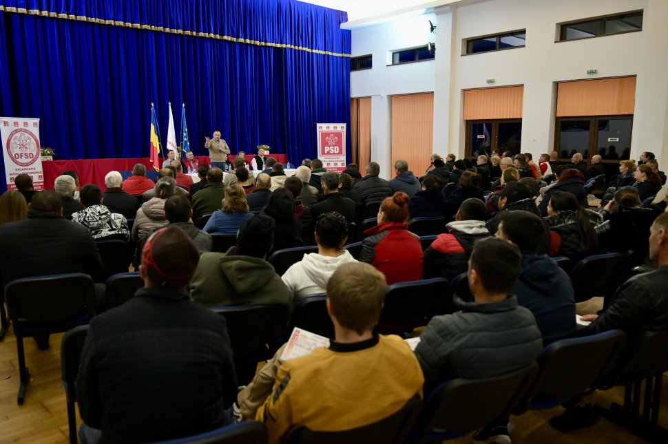 Eugen Bejinariu și Larisa Blanari, întâlnire cu locuitorii din Mitocu Dragomirnei 5216