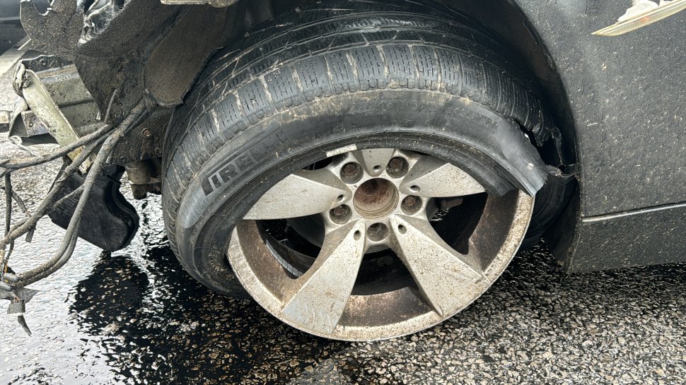 Accident rutier produs între un autoturism și o camionetă; cei doi șoferi au scăpat ca prin minune 5303