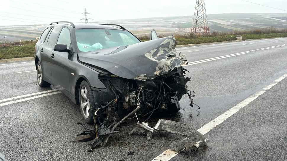 Accident rutier produs între un autoturism și o camionetă; cei doi șoferi au scăpat ca prin minune 5307