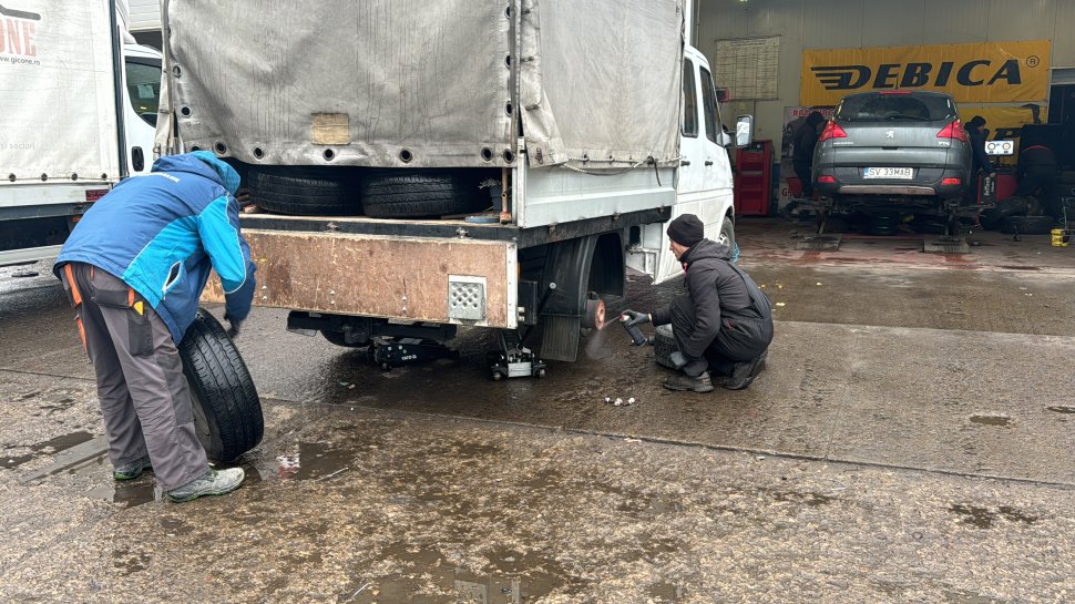 Prima ninsoare a creat cozi la vulcanizări; șoferii merg să schimbe anvelopele 5366