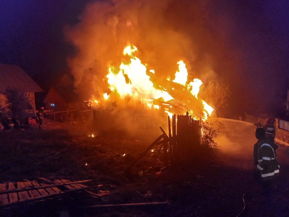 Incendiu devastator la Voitinel: Pompierii au salvat locuințele învecinate 5411