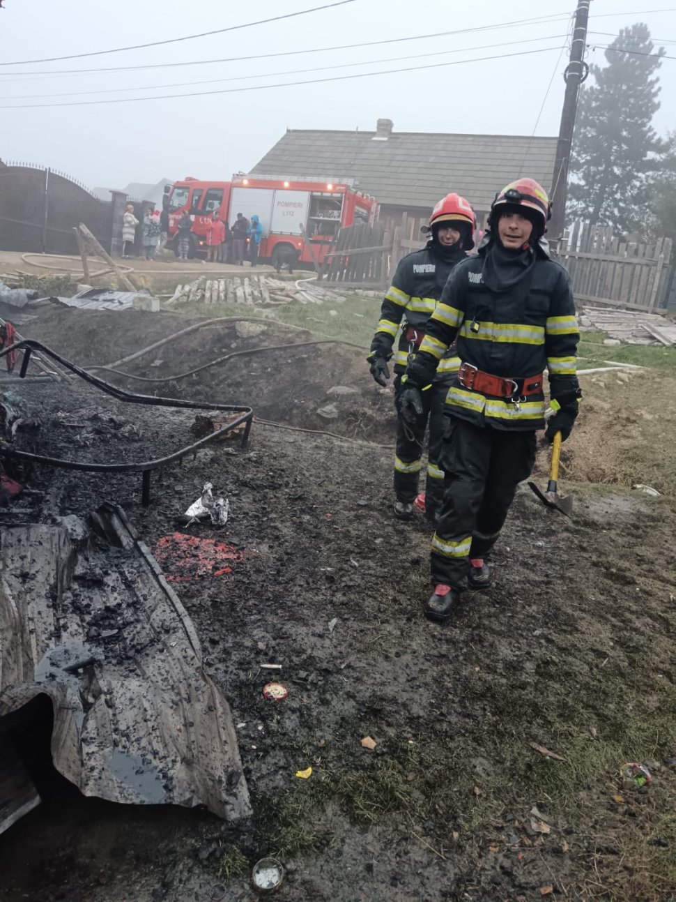 Incendiu devastator la Voitinel: Pompierii au salvat locuințele învecinate 5412