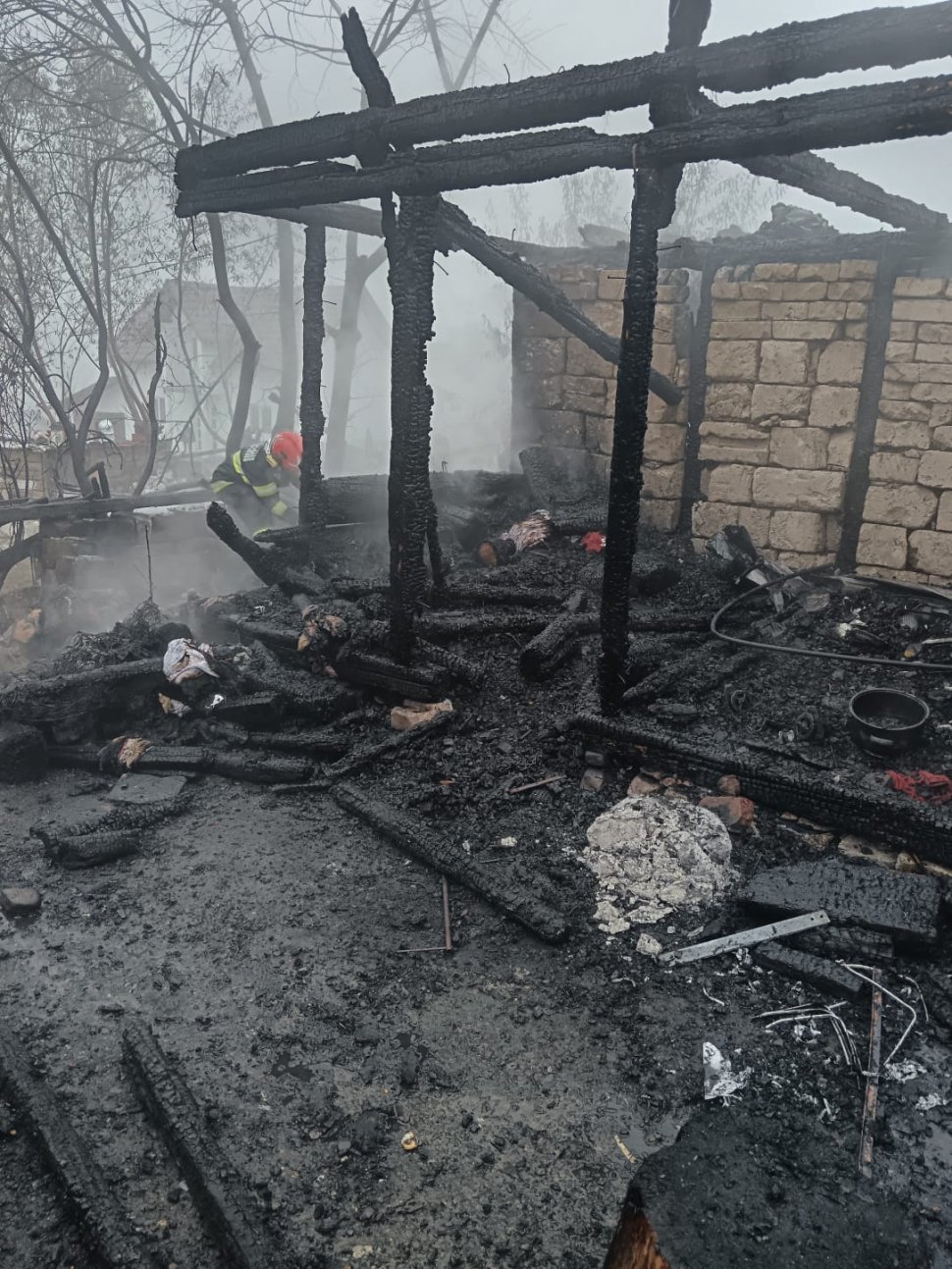 Incendiu devastator la Voitinel: Pompierii au salvat locuințele învecinate 5414