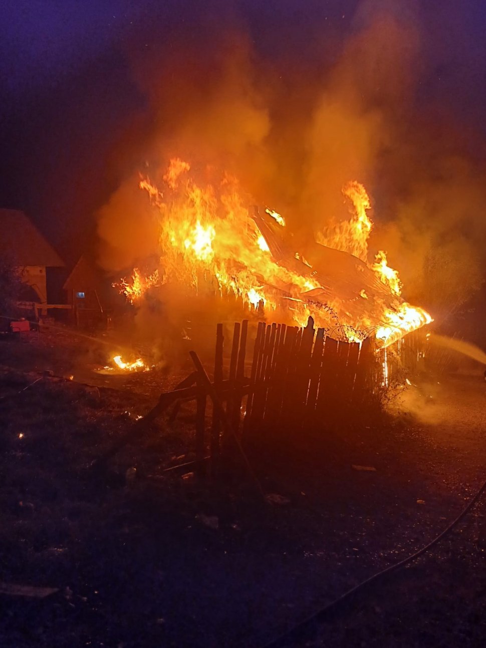 Incendiu devastator la Voitinel: Pompierii au salvat locuințele învecinate 5415