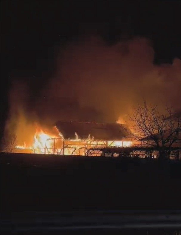 Mai multe bunuri dintr-o gospodărie din Costâna mistuite de flăcări; pompierii s-au luptat cu flăcările mai bine de 4 ore 5501