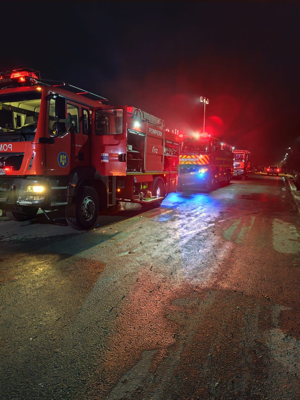 Mai multe bunuri dintr-o gospodărie din Costâna mistuite de flăcări; pompierii s-au luptat cu flăcările mai bine de 4 ore 5503