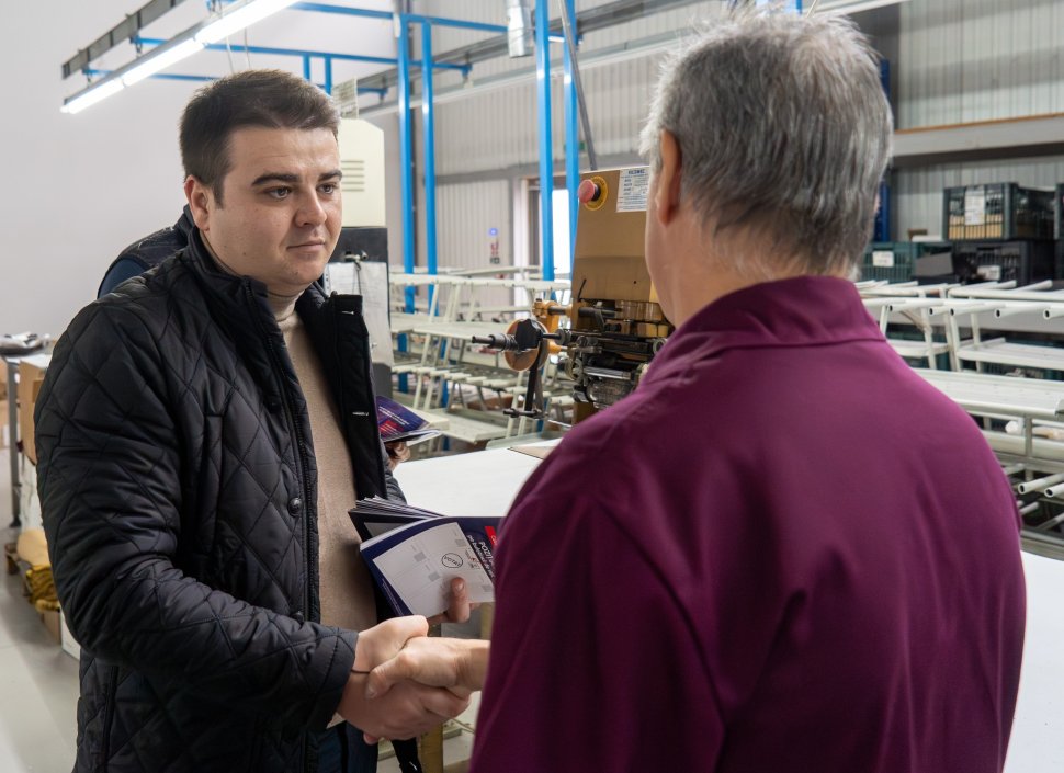 Președintele Consiliului Județean Suceava, Gheorghe Șoldan, dar și primarul Vasile Rîmbu, în vizită la o fabrică de încălțăminte 5537