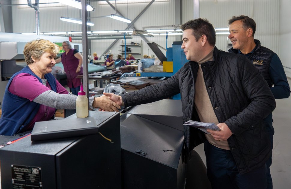 Președintele Consiliului Județean Suceava, Gheorghe Șoldan, dar și primarul Vasile Rîmbu, în vizită la o fabrică de încălțăminte 5538