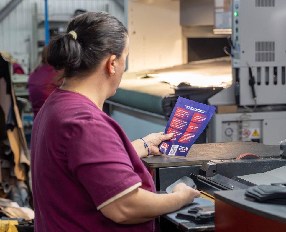 Președintele Consiliului Județean Suceava, Gheorghe Șoldan, dar și primarul Vasile Rîmbu, în vizită la o fabrică de încălțăminte 5542