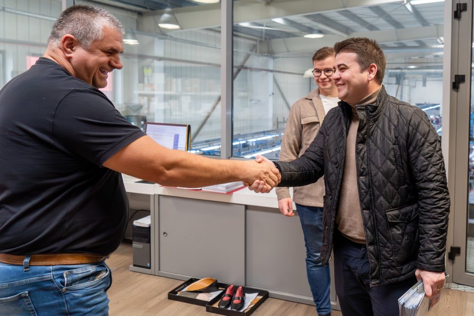 Președintele Consiliului Județean Suceava, Gheorghe Șoldan, dar și primarul Vasile Rîmbu, în vizită la o fabrică de încălțăminte 5547