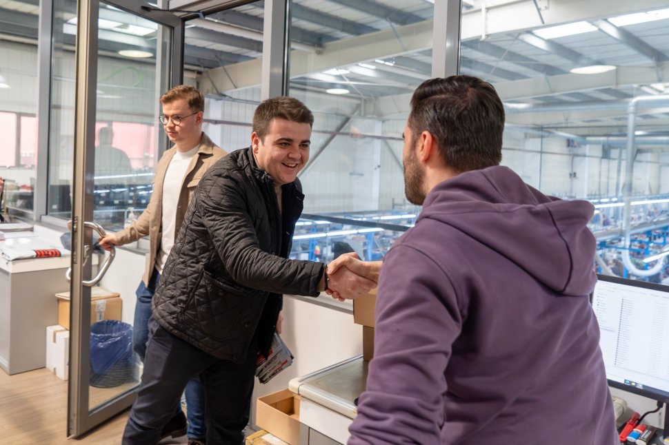 Președintele Consiliului Județean Suceava, Gheorghe Șoldan, dar și primarul Vasile Rîmbu, în vizită la o fabrică de încălțăminte 5548