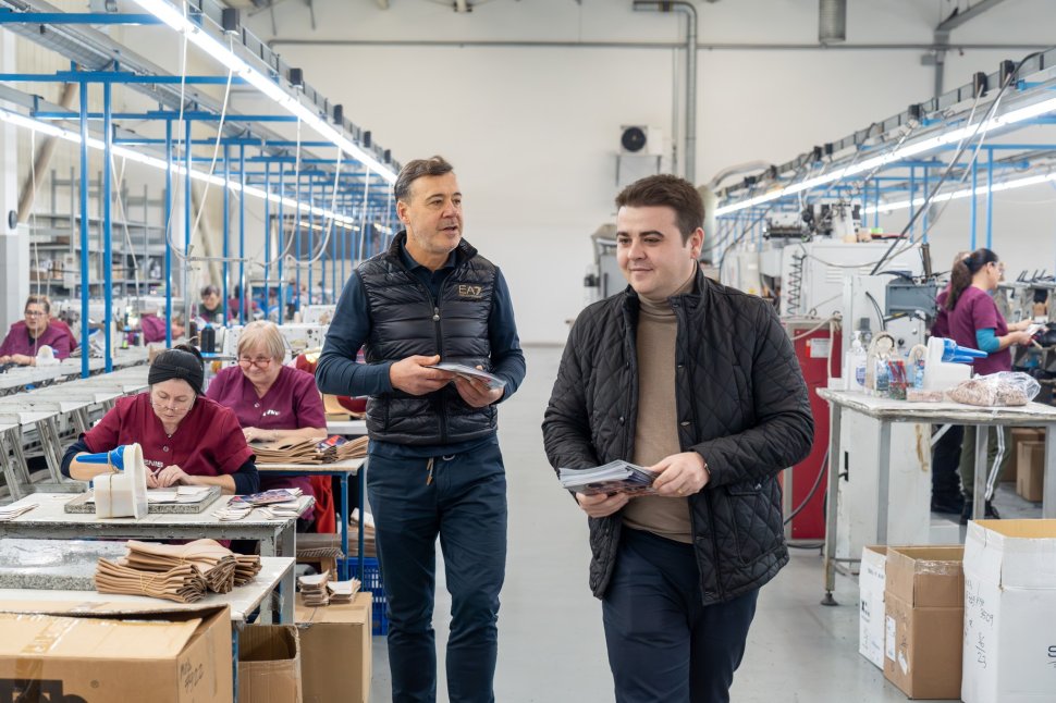Președintele Consiliului Județean Suceava, Gheorghe Șoldan, dar și primarul Vasile Rîmbu, în vizită la o fabrică de încălțăminte 5550