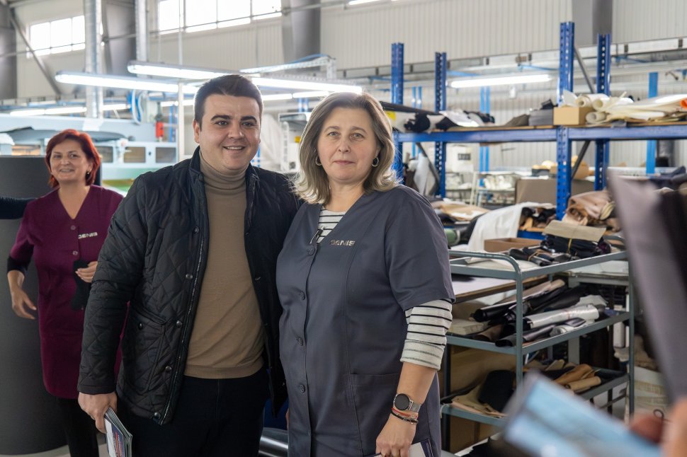 Președintele Consiliului Județean Suceava, Gheorghe Șoldan, dar și primarul Vasile Rîmbu, în vizită la o fabrică de încălțăminte 5552