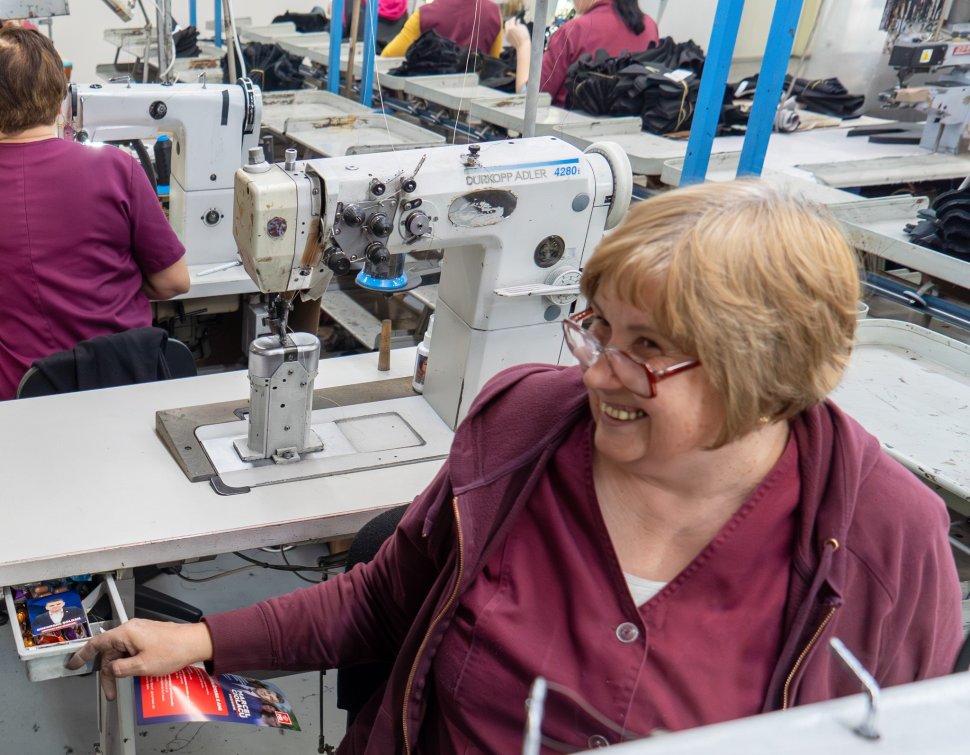 Președintele Consiliului Județean Suceava, Gheorghe Șoldan, dar și primarul Vasile Rîmbu, în vizită la o fabrică de încălțăminte 5553