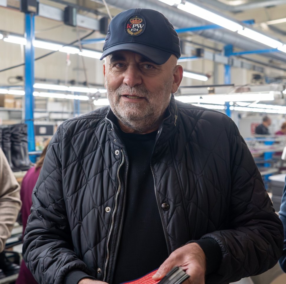 Președintele Consiliului Județean Suceava, Gheorghe Șoldan, dar și primarul Vasile Rîmbu, în vizită la o fabrică de încălțăminte 5554