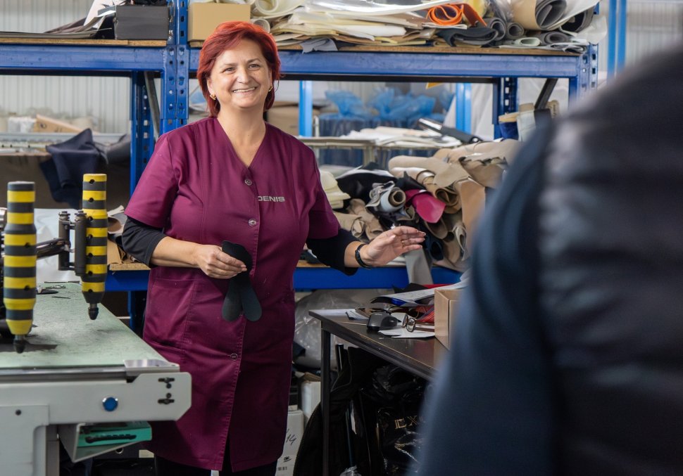 Președintele Consiliului Județean Suceava, Gheorghe Șoldan, dar și primarul Vasile Rîmbu, în vizită la o fabrică de încălțăminte 5555