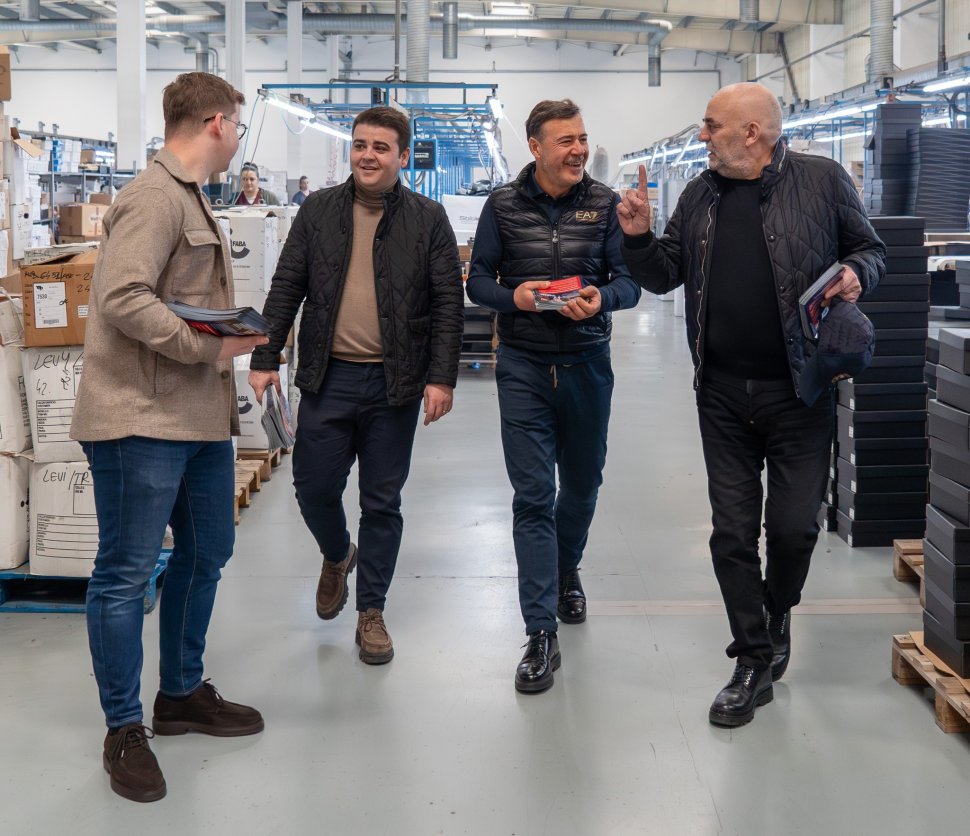 Președintele Consiliului Județean Suceava, Gheorghe Șoldan, dar și primarul Vasile Rîmbu, în vizită la o fabrică de încălțăminte 5556