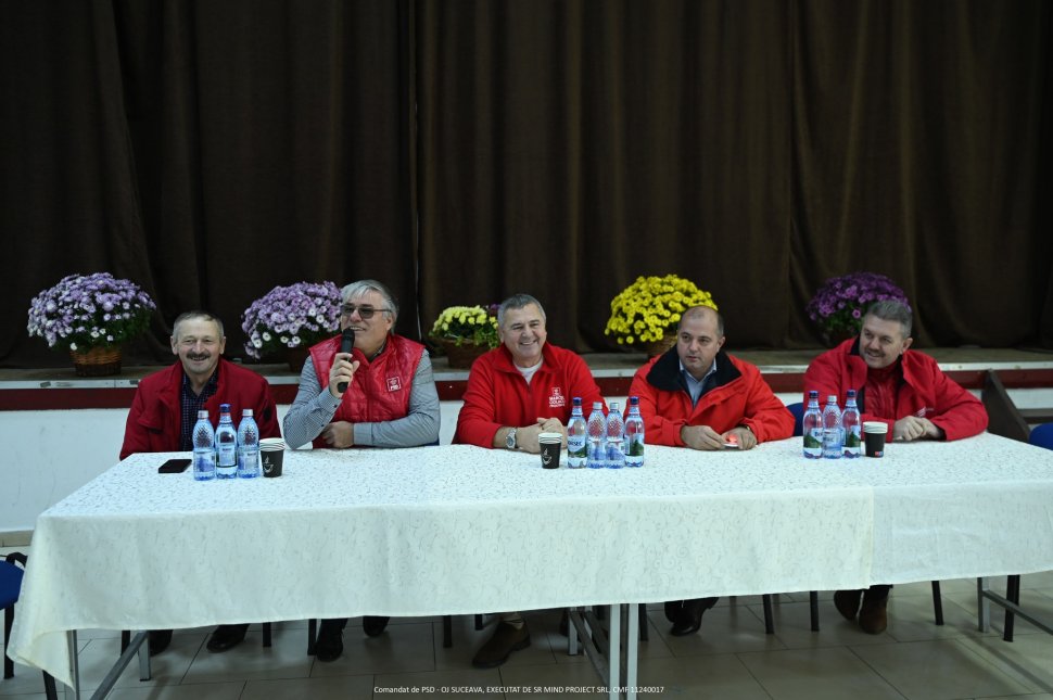 Eugen Bejinariu, alături de membrii social democrați, alături de locuitorii comunei Zamostea 5587